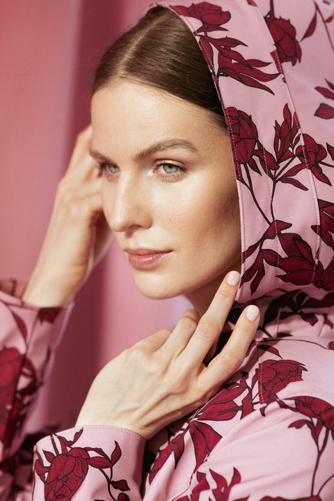 RainSisters | Dopasowany i rozkloszowany płaszcz ze spódnicą plisowaną w kolorze różowo-czerwonym „Peony Bloom”