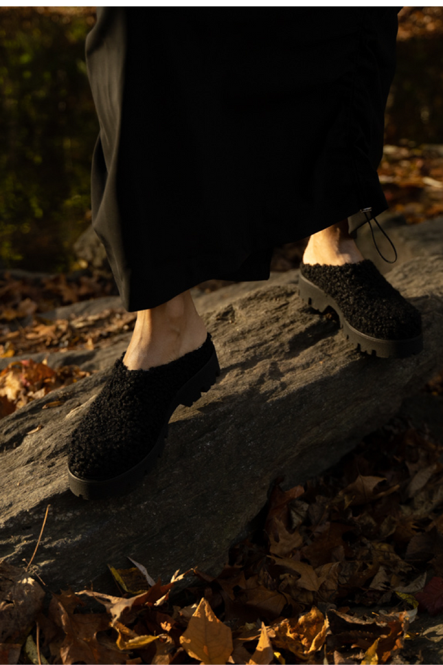 O2 Monde | Hebo Slippers black shearling