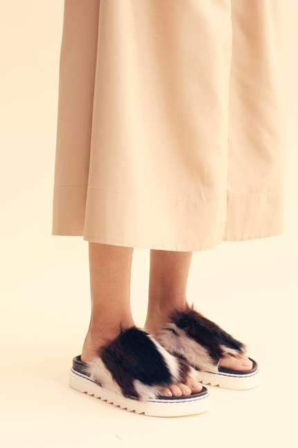 O2 Monde | Flora Flip Flops black fur