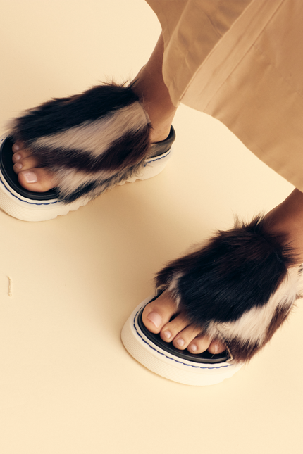 O2 Monde | Flora Flip Flops black fur