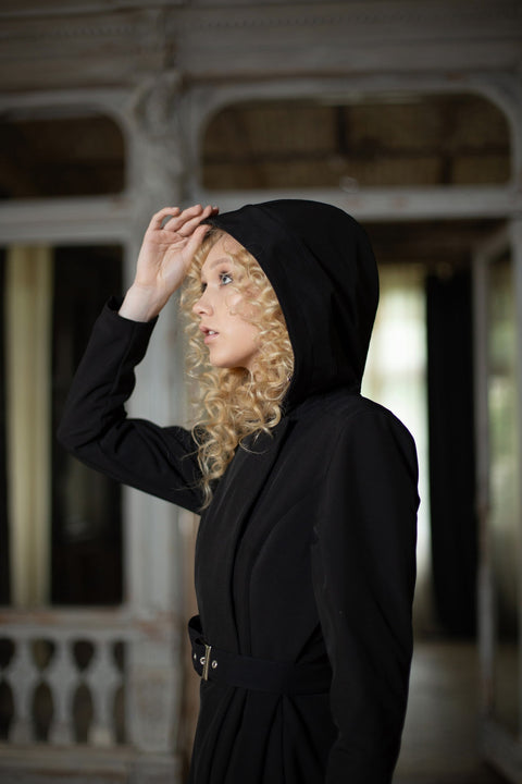 RainSisters | Dwurzędowy płaszcz typu trencz w jednolitym czarnym kolorze „Queen of Spades”