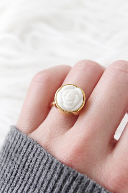 Poporcelain | Rose with Pearl Ring