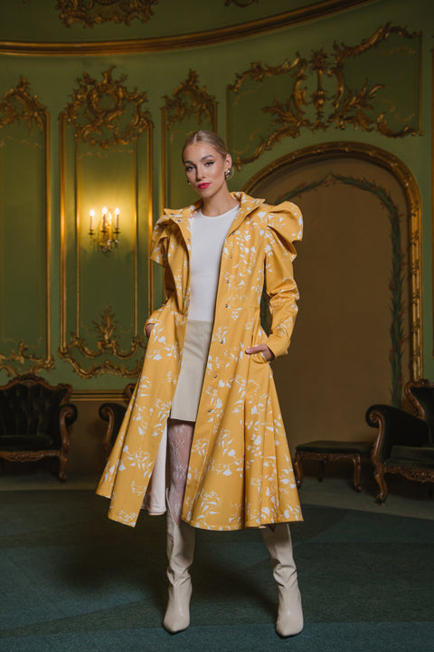 RainSisters | Dopasowany i rozkloszowany płaszcz z rękawami w stylu balonowym w kolorze żółtym z białym kwiatowym nadrukiem „Majestic Yellow”