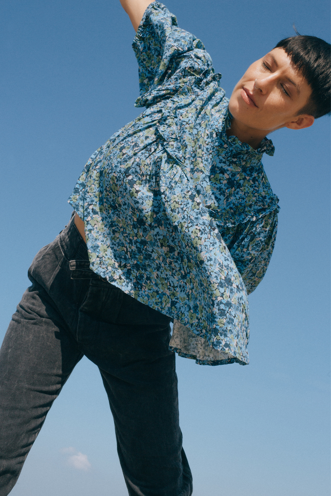 State Of Georgia I THE JONI TOP - FLORAL EXPLOSION BLUE