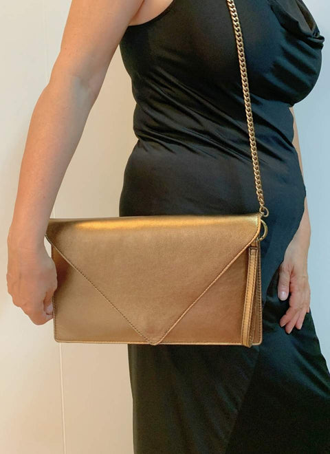 JUAN-JO I Clutch Dorado Sobre con Cadena