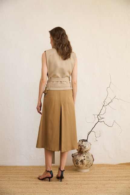 Tencel Midi Shorts are a sophisticated take on everyday comfort, blending effortless style with a sustainable edge