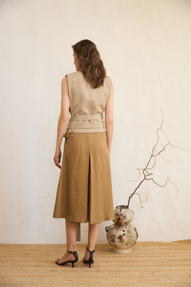 Tencel Midi Shorts are a sophisticated take on everyday comfort, blending effortless style with a sustainable edge