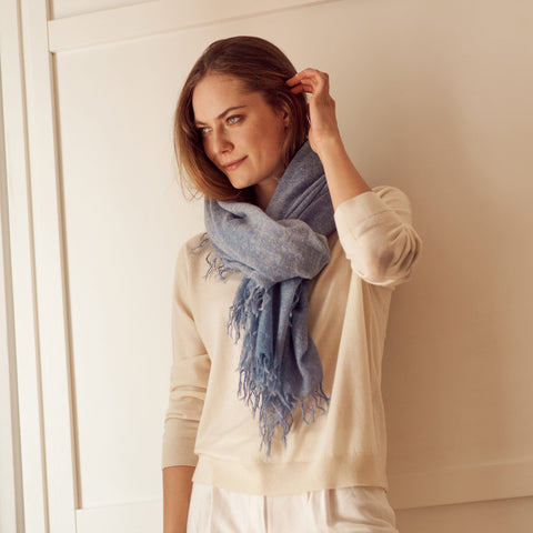 Bel Cashmere | Fular de cashmere fino con flecos azul desgastado