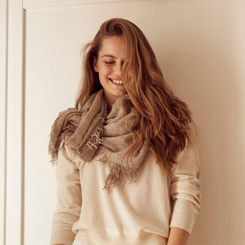 Bel Cashmere | Fular de cashmere fino con flecos marrón orgánico