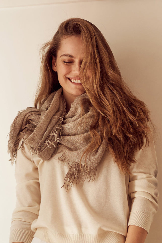 Bel Cashmere | Fular de cashmere fino con flecos marrón orgánico