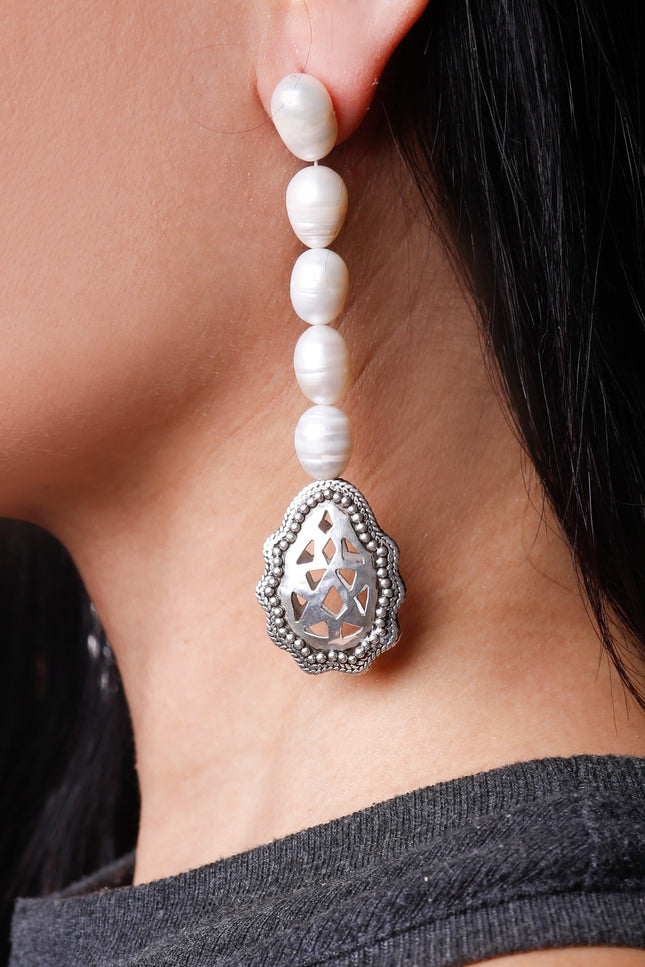 Yelli Jewels | Pearl Drops Drop earrings