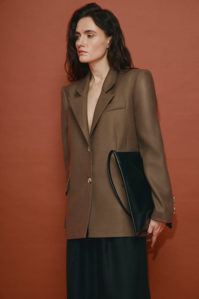 Oversized fitted jacket. Made of luxury dead stock fabric