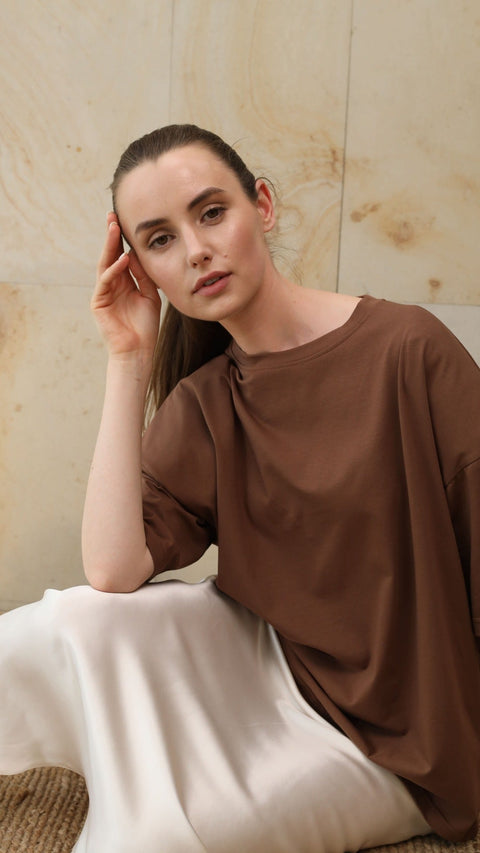 BÚDZIKO | OVERSIZED CHOCOLATE SHOULDER PAD TEE