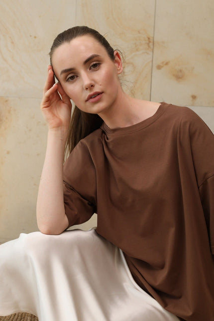 BÚDZIKO | OVERSIZED CHOCOLATE SHOULDER PAD TEE
