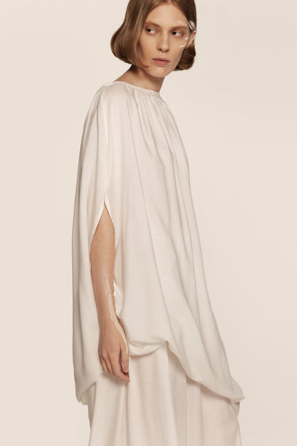 A dress made of thin cotton, featuring a spacious dress and wide trousers with an elastic waistband. It can be worn with trousers and separately, offering versatile styling options.

100% Cotton