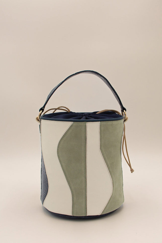 foto estudio bolso de piel grabada ante y napa vacuno tambour organico celadon