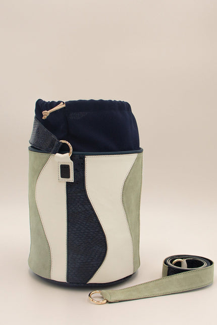 foto estudio bolso de piel grabada ante y napa vacuno tambour organico celadon