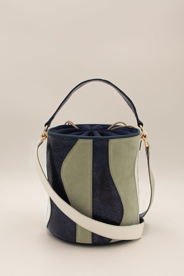 foto estudio bolso de piel grabada ante y napa vacuno tambour organico celadon