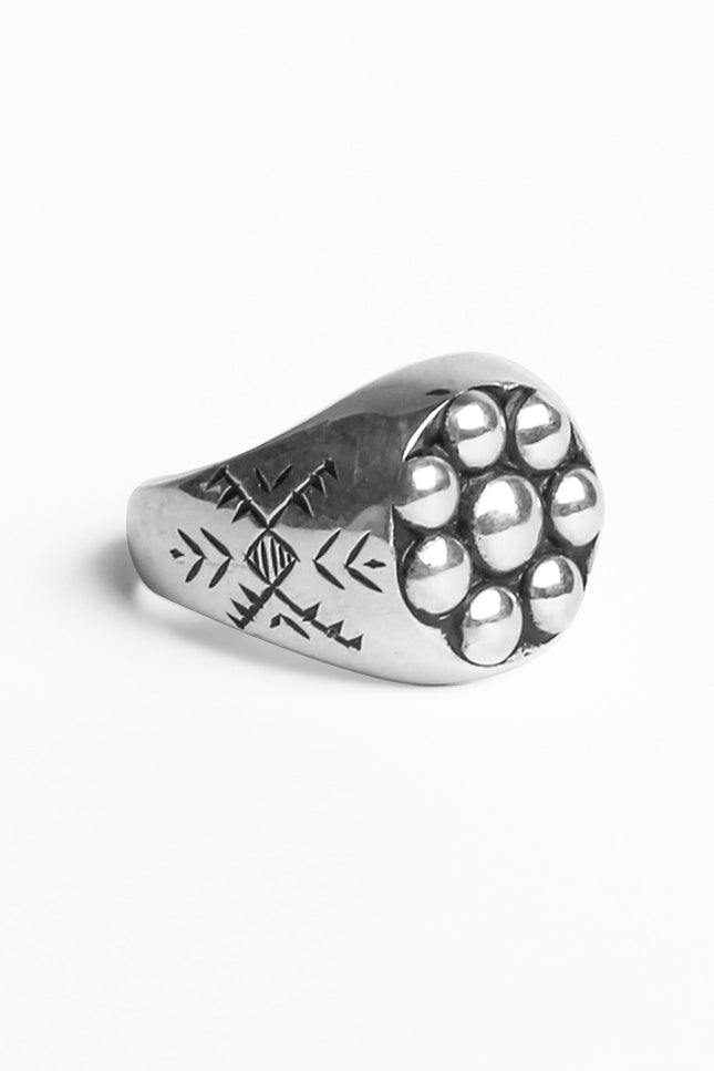 Yelli Jewels | Studs Signet Ring