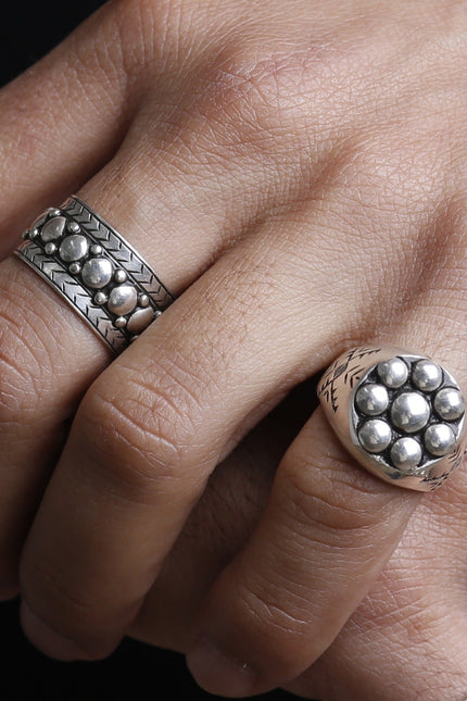 Yelli Jewels | Studs Signet Ring