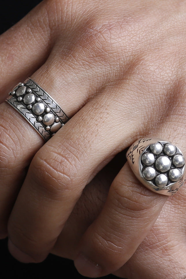 Yelli Jewels | Studs Signet Ring