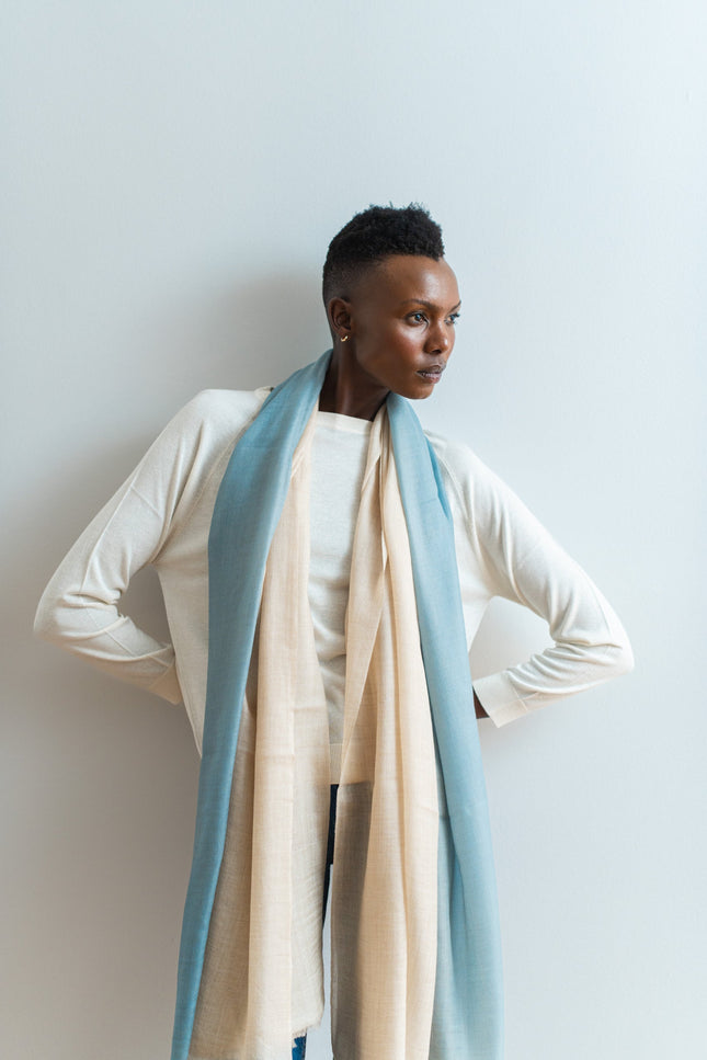 Bel Cashmere I Fular fino de cashmere azul degradado