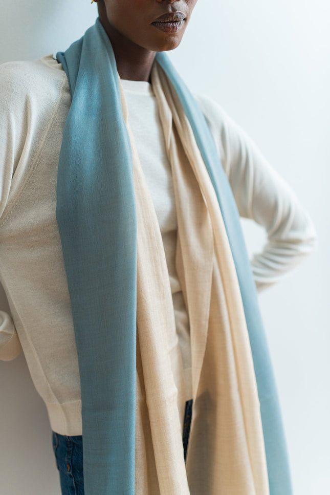Bel Cashmere I Fular fino de cashmere azul degradado