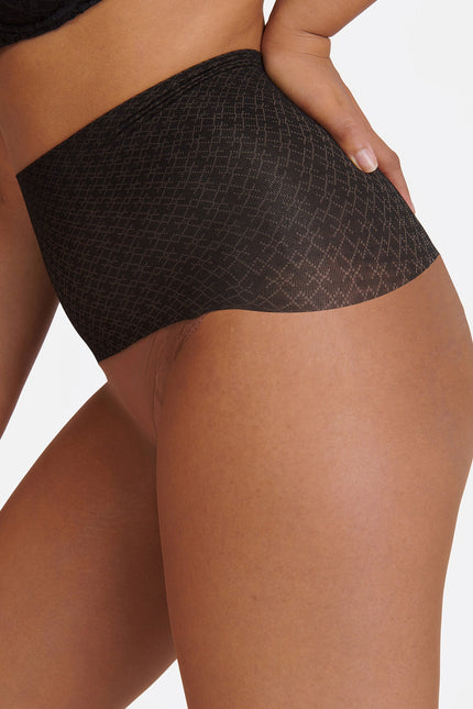 Hēdoïne | The Edgy Smoky Whisky Tights