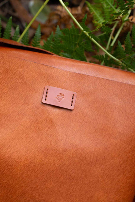 bolso hiziki camel piel de cabra curticion vegetal, bolso mediano tapa interna, sesión de fotos asturias 2025