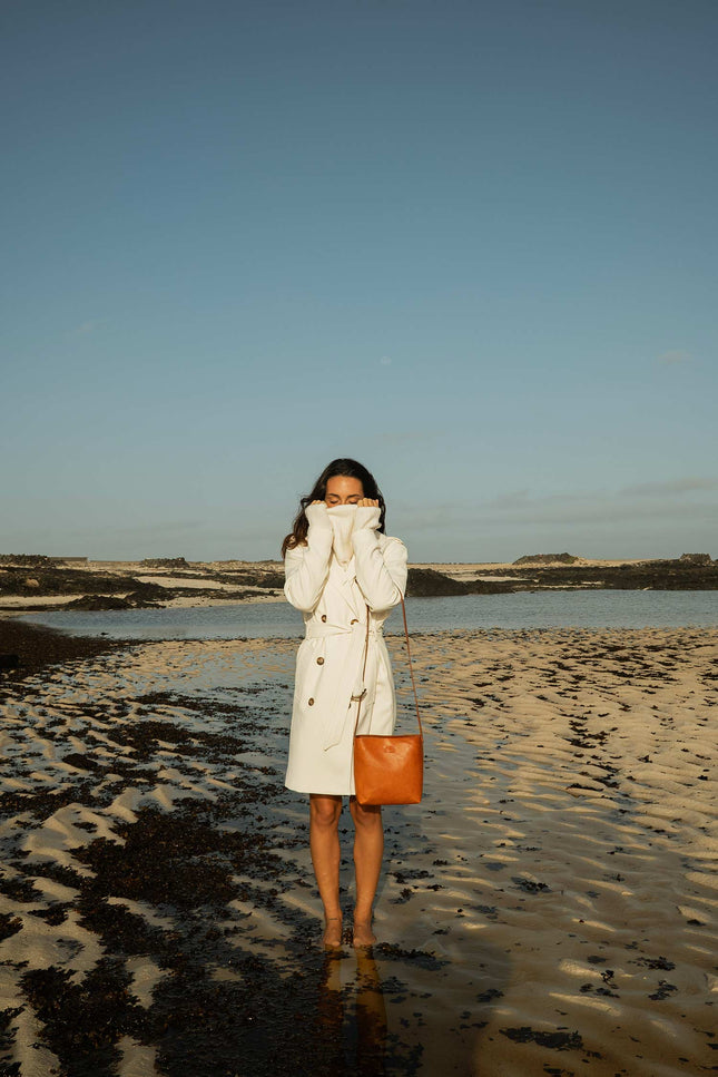 bolso hiziki camel piel de cabra curticion vegetal, bolso mediano tapa interna, sesión de fotos asturias 2025