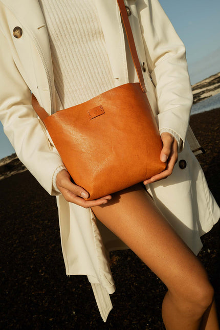 bolso hiziki camel piel de cabra curticion vegetal, bolso mediano tapa interna, sesión de fotos asturias 2025