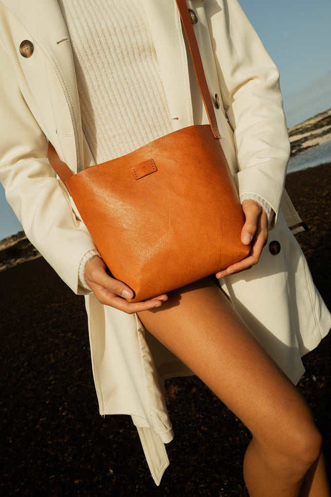 bolso hiziki camel piel de cabra curticion vegetal, bolso mediano tapa interna, sesión de fotos asturias 2025