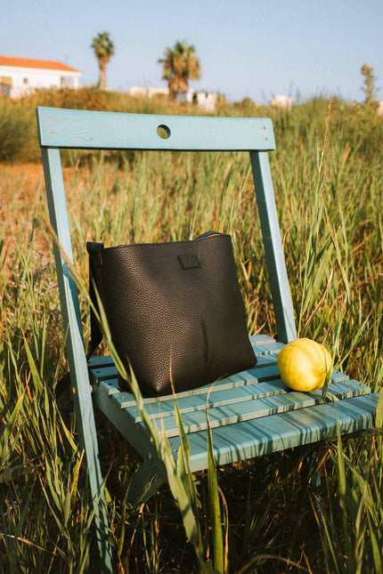 bolso hiziki negro piel pebbled vacuno, bolso mediano tapa interna, sesión de fotos asturias 2025