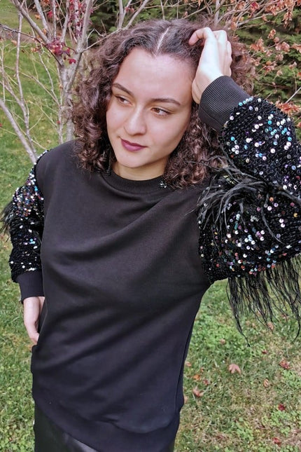 Lalipop Design | Bluza z połyskującymi cekinami i czarnymi piórami