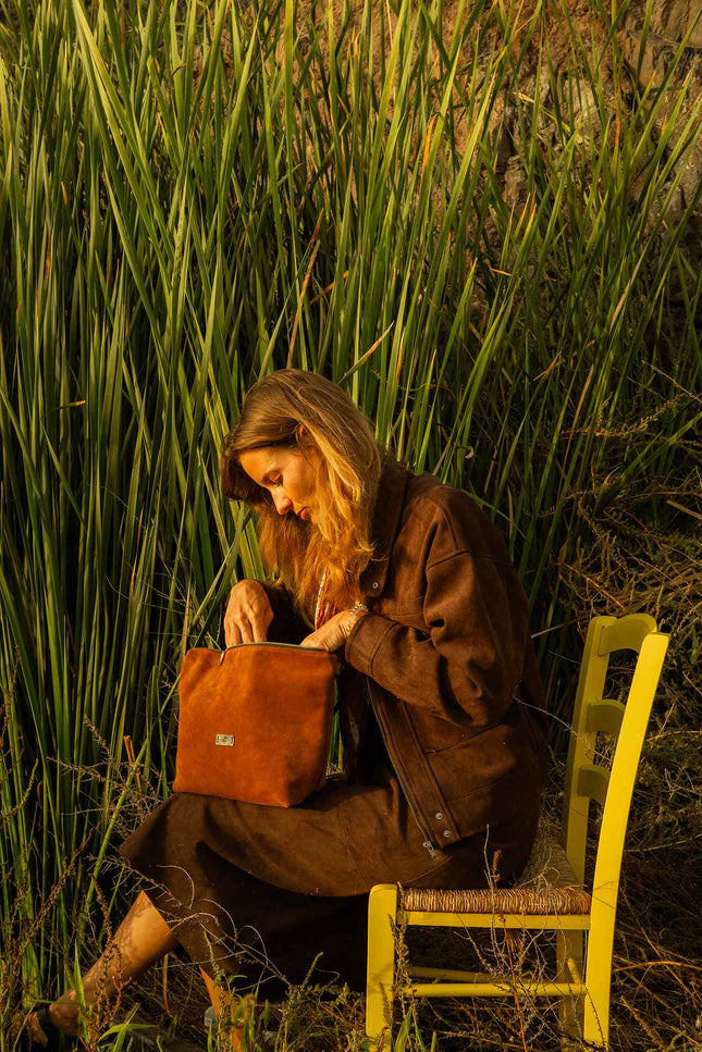 jania color marron piel ante vacuno, bolso mediano con cremallera, sesion de fotos terra 2025