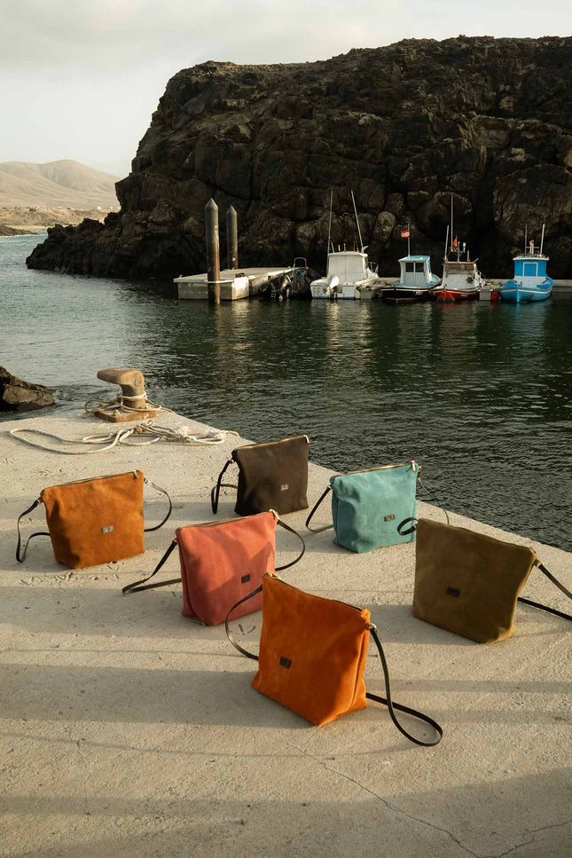jania color naranja oxido, negro, marron, azul teal, burdeos, todos, piel ante vacuno, bolso mediano con cremallera, sesion de fotos terra 2025