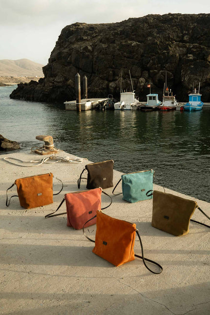 jania color naranja oxido, negro, marron, azul teal, burdeos, todos, piel ante vacuno, bolso mediano con cremallera, sesion de fotos terra 2025