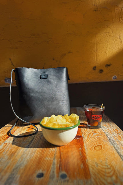 bolso klamath en color negro, piel de napa vacunono, bolso mediano, sesión foto asturias 2025