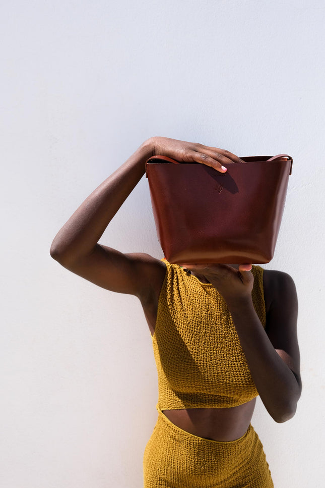 bolso kombu color brandy, piel de vaquetilla vacuno, bolso pequeño neceser interior, sesion foto maria lobre