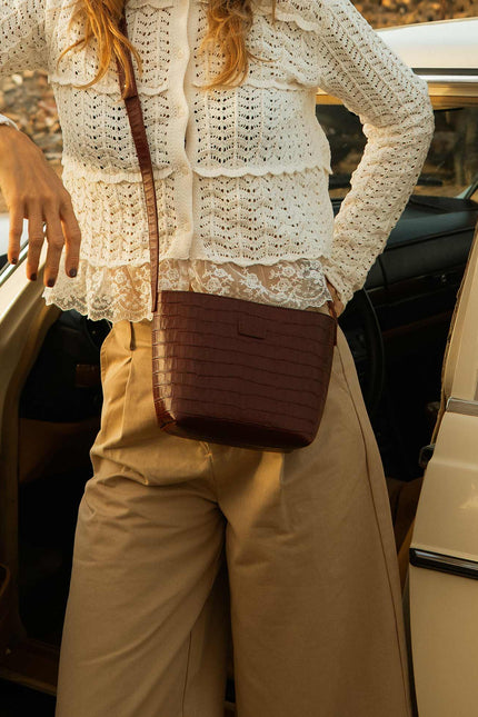 bolso kombu color burdeos grabado cocodrilo, piel vacuno grabada, bolso pequeño con neceser interior, sesión de fotos terra 2025