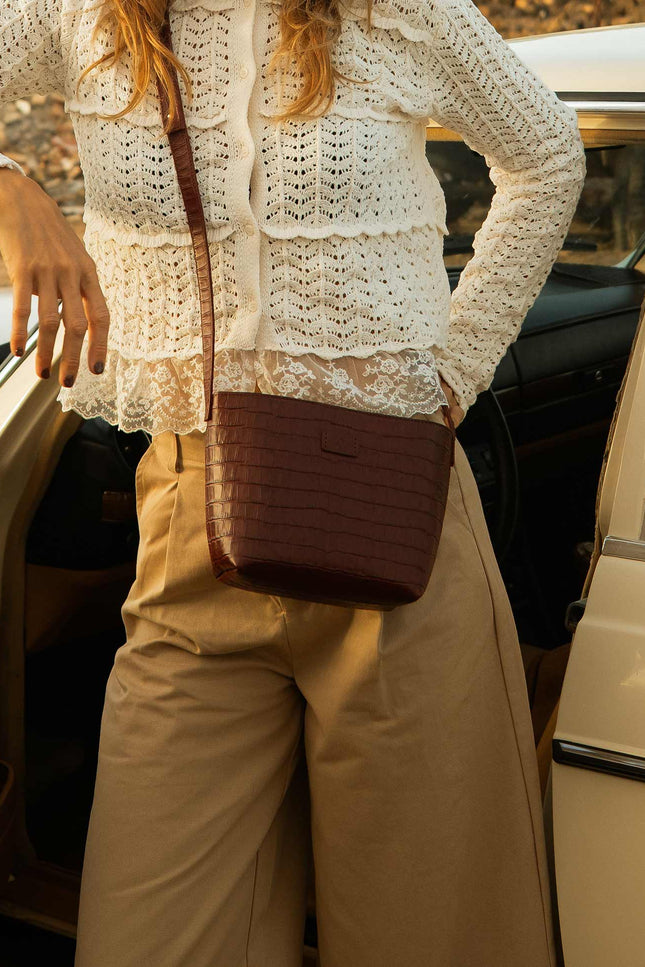 bolso kombu color burdeos grabado cocodrilo, piel vacuno grabada, bolso pequeño con neceser interior, sesión de fotos terra 2025