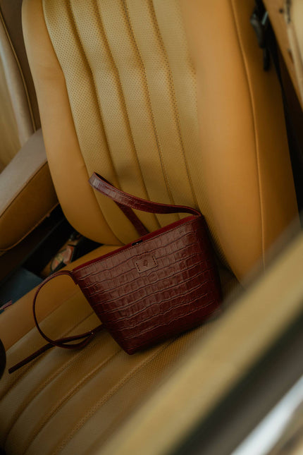 bolso kombu color burdeos grabado cocodrilo, piel vacuno grabada, bolso pequeño con neceser interior, sesión de fotos terra 2025