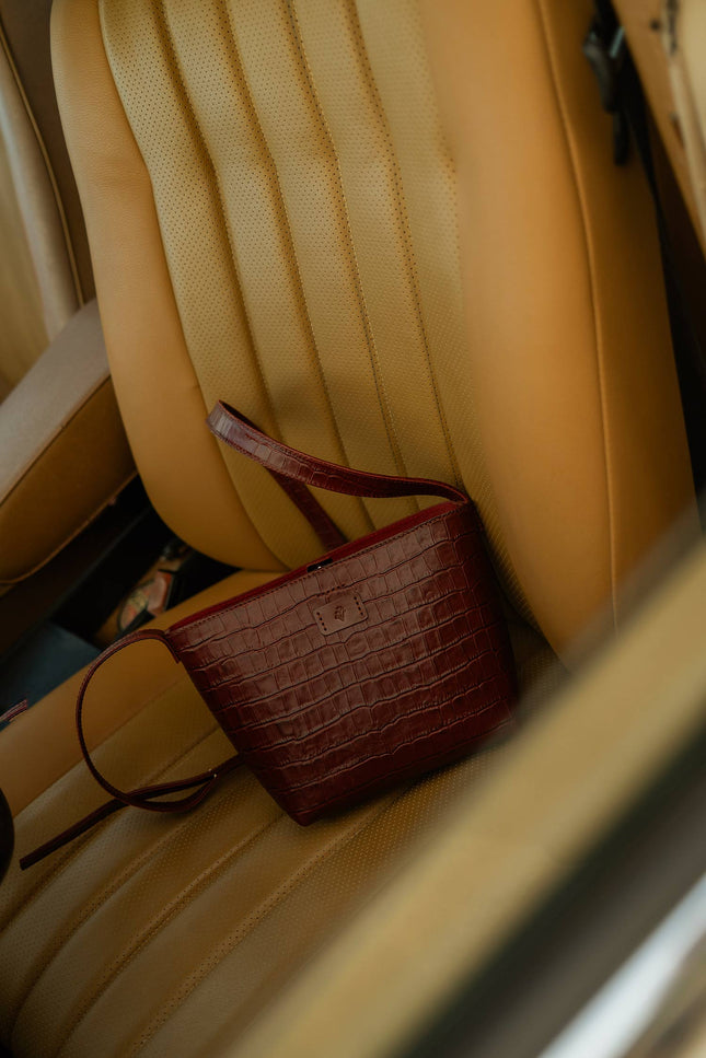 bolso kombu color burdeos grabado cocodrilo, piel vacuno grabada, bolso pequeño con neceser interior, sesión de fotos terra 2025