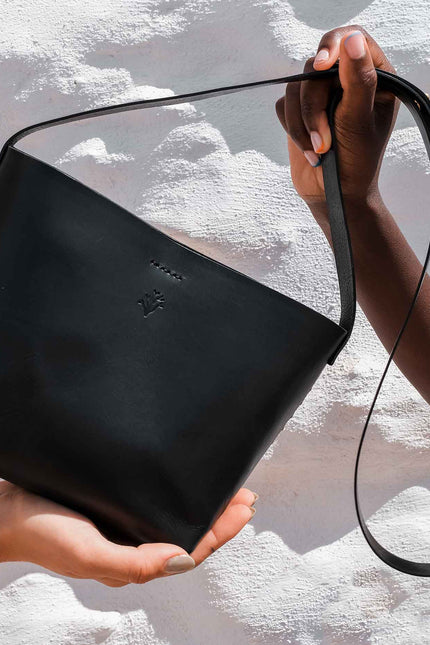 bolso kombu color negro, piel de vaquetilla vacuno, bolso pequeño neceser interior, sesion foto maria lobre