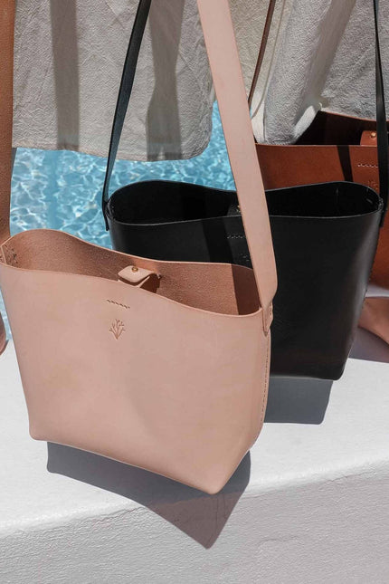bolso kombu color brandy, natural, negro, piel de vaquetilla vacuno, bolso pequeño neceser interior, sesion foto maria lobre