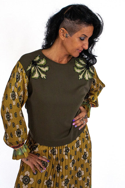 Lalipop Design | Sweatshirt with abstract flower print sleeves and embroidery details