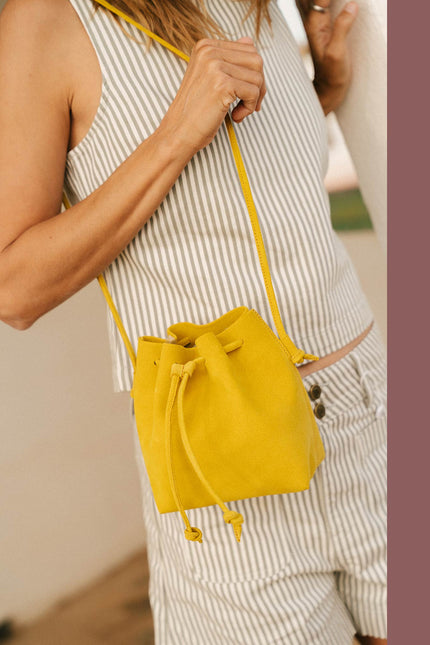 bolso de piel de ante mini dulse amarillo fotos fuerteventura