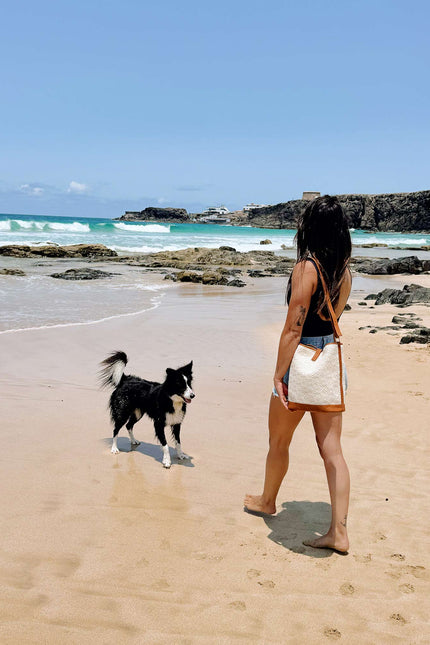 bolso piel y tela crochet de algodón y polyester reciclado mirta piedra playa el Cotillo