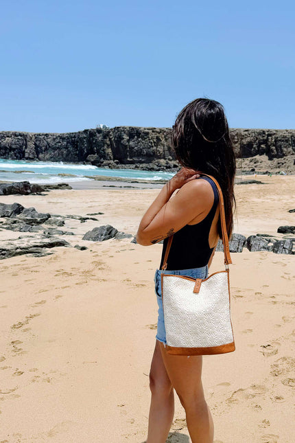 bolso piel y tela crochet de algodón y polyester reciclado mirta piedra playa el Cotillo 2