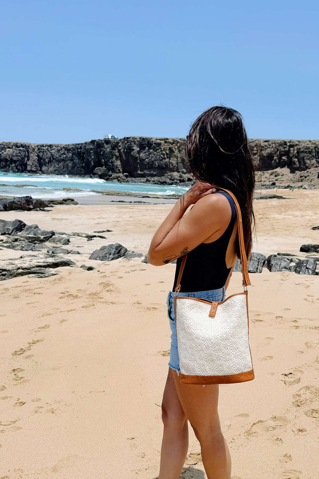 bolso piel y tela crochet de algodón y polyester reciclado mirta piedra playa el Cotillo 2